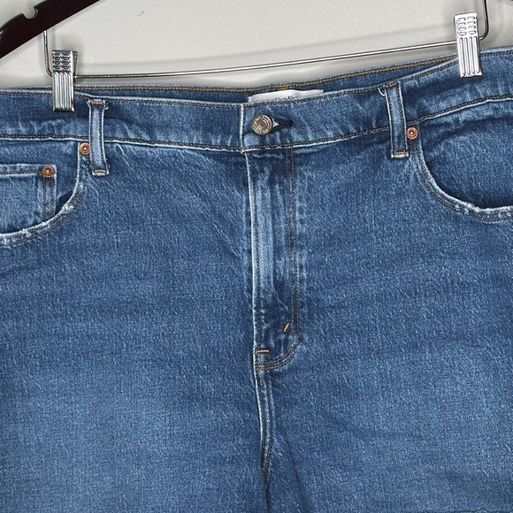 Abercrombie & Fitch The High Rise Mom Short 4" Inseam Denim Size 34/18 EUC - Picture 2 of 6